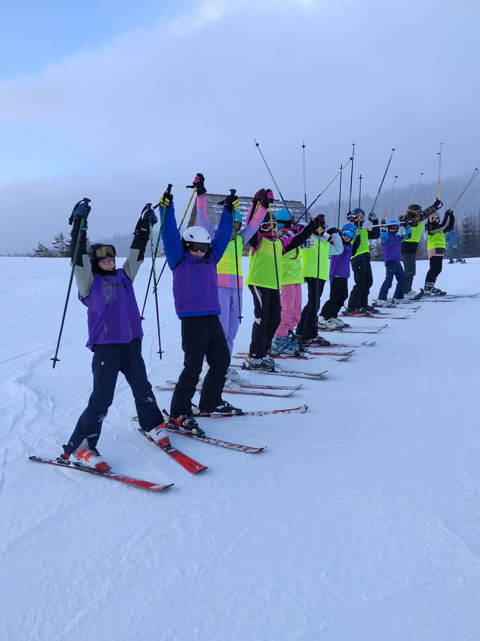 Dzieci i młodzież na obozie zimowym  - narty i snowboard